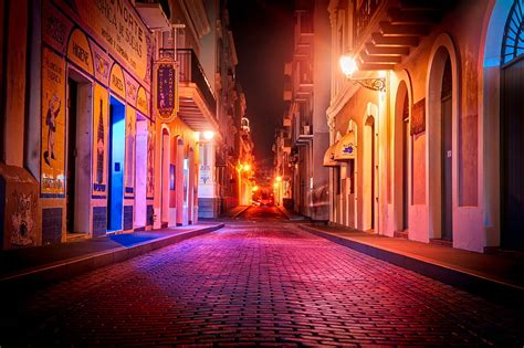 Calle de la ciudad durante la noche, san juan, Viejo San Juan fondo de ...