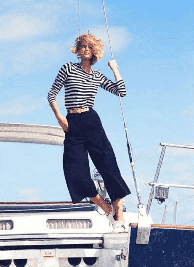 26 Best Boating Outfit Ideas for Girls-What to Wear On a Boat