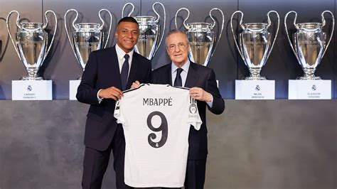 Real Madrid: Kylian Mbappé a signé son contrat et pose dans la salle ...