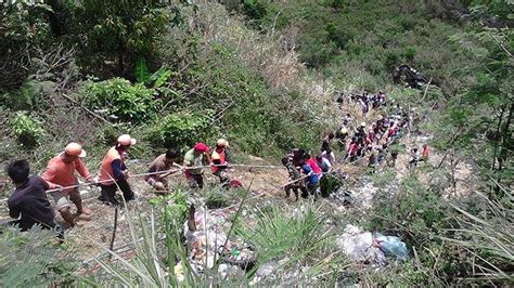 At least 26 dead as bus plunges into ravine in Philippines | CTV News