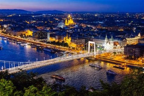 Danube cruise at night | Turistico DMC Central Europe