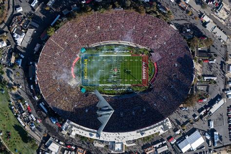 PHOTOS: How an Aerial Photographer Snapped the B-2 Flying Over the Rose ...