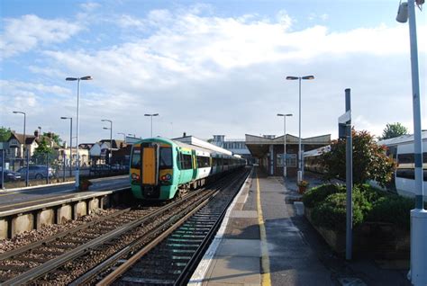 Horsham Station © N Chadwick cc-by-sa/2.0 :: Geograph Britain and Ireland