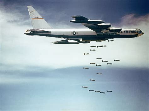 File:Boeing B-52 dropping bombs.jpg - Wikipedia, the free encyclopedia