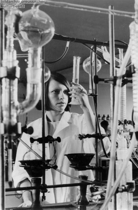 Pin by Moe Bergduel on P2 Gruppe 1 in 2024 | Women scientists, Scientist, Girl scientists