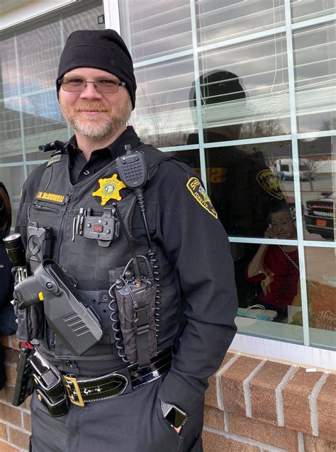 Forsyth County Sheriff’s Office shares sweet photo of deputy visiting grandmother through window ...