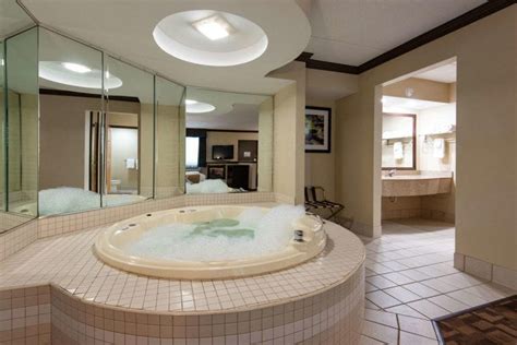 23 Pennsylvania Hotels with Hot Tub, Whirlpool or JACUZZI® in room