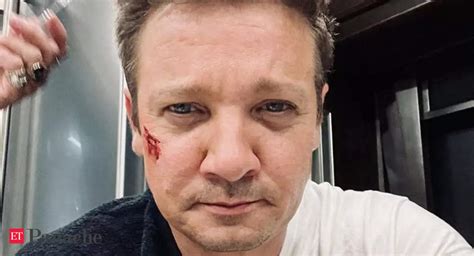 Jeremy Renner selfie: 'I send love to you all.' Jeremy Renner posts hospital bed selfie, says he ...