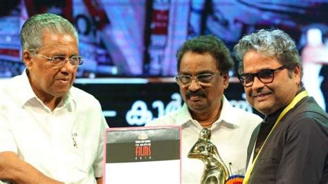 Vishal Bhardwaj enhances his stature, gets honoured from CM of Kerela! | NewsTrack English 1