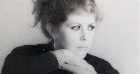 KIRSTY MACCOLL songs and albums | full Official Chart history