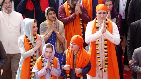 Justin Trudeau’s Indian outfits mocked tirelessly on Twitter (PHOTOS) — RT World News