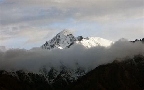 Unseasonal snowfall, heavy rains lash Ladakh; IMD issues red alert ...