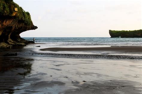 Menikmati Eksotisnya Pasir Gelap di Pantai Baron - Indonesia Kaya