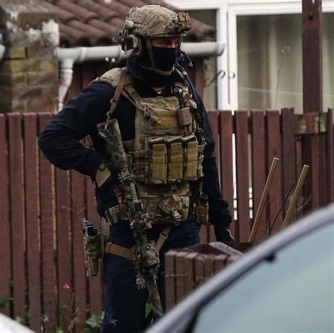 British SAS Operator during a raid in London [802x802] : MilitaryPorn