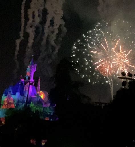 Best tips for FIREWORKS and projections at Disneyland - Disneyland Resort tips and more