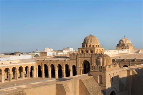 Las dos cúpulas de la mezquita de Kairuán, una se levanta sobre el ...