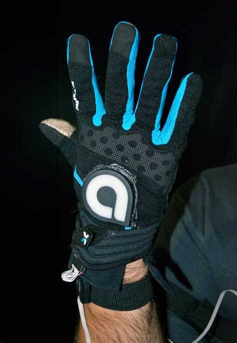 Hands-on: Gloveone's Newest Haptic Glove Has Impressive Tracking Tech | Gloves, Mountain bike ...