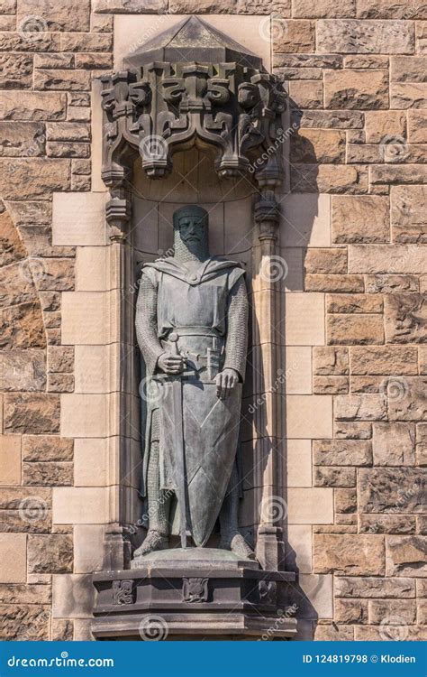 William Wallace Statue on Castle Gatehouse, Edinburgh, Scotland Stock ...