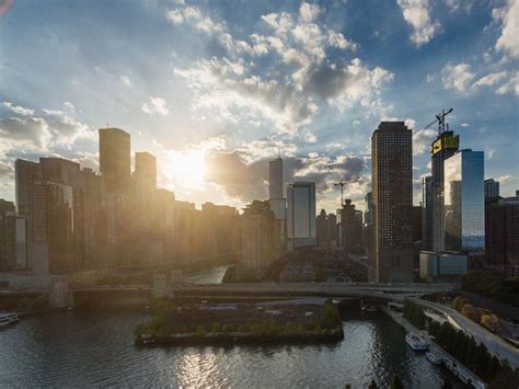 Gegenlichtaufnahme des Chicago River und der Hochhäuser in Chicagos Bezirken Magnificent Mile ...