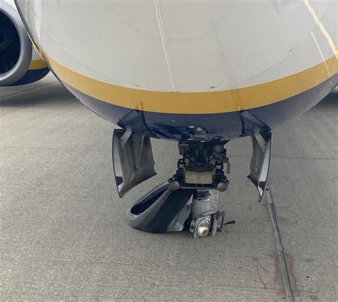 INCIDENT Nose gear of a Ryanair Boeing 737-800 collapses after landing ...