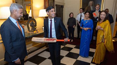 EAM S Jaishankar, wife Kyoko meet UK PM Rishi Sunak on Diwali, gifts bat signed by Virat Kohli ...