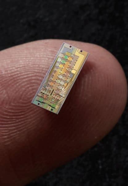 Programmable photonic chip lights up quantum computing – Physics World