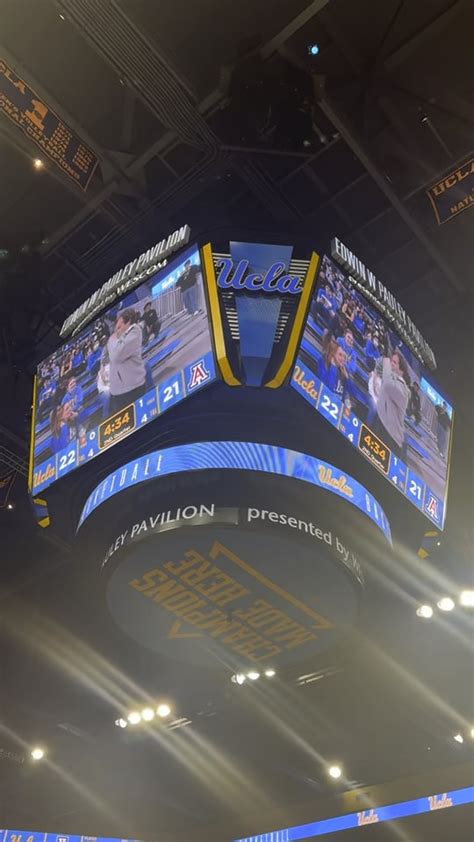 Failed Jumbotron wedding proposal at UCLA stadium - Girl Runs Away : r/Wellthatsucks