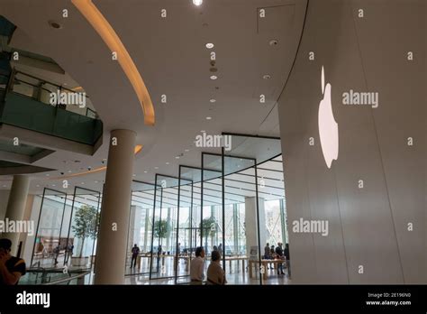 Apple store dubai hi-res stock photography and images - Alamy