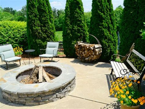 29 Rustic Fire Pit Ideas That’ll Enliven Outdoor Gatherings