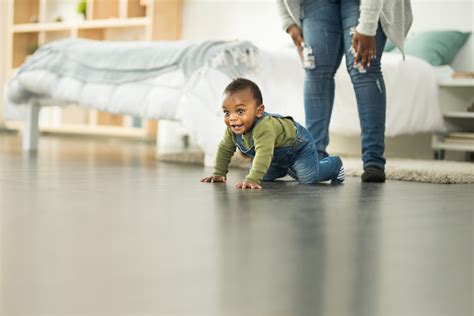 When do babies start crawling: 6 tips to encourage crawling | Huckleberry