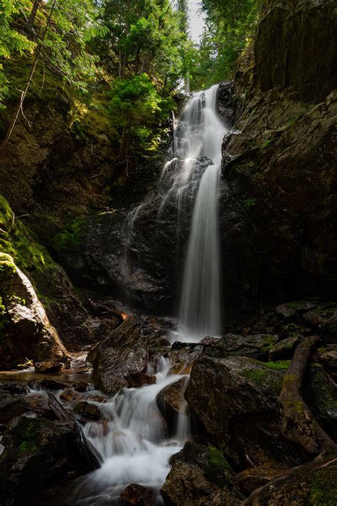 Hidden waterfall in North Cascades National Park [4016x6016] [OC] : r/EarthPorn