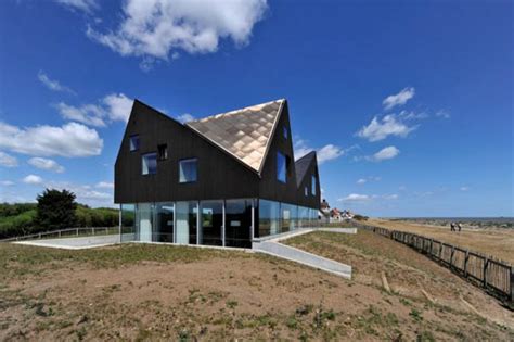 Floating Roof House in the UK