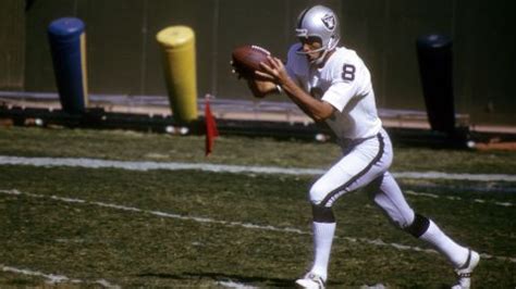 Ray Guy: Pro Football Hall of Fame punter dies at the age of 72 | CNN