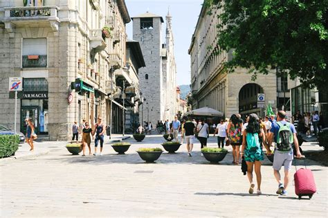 Via del Corso in Rome - Walk Rome's Premier Shopping and Historic ...