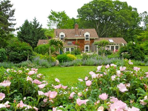 Cottage Garden With Pond, Gazebo and Vibrant Flowers | HGTV Ultimate Outdoor Awards 2016 | HGTV