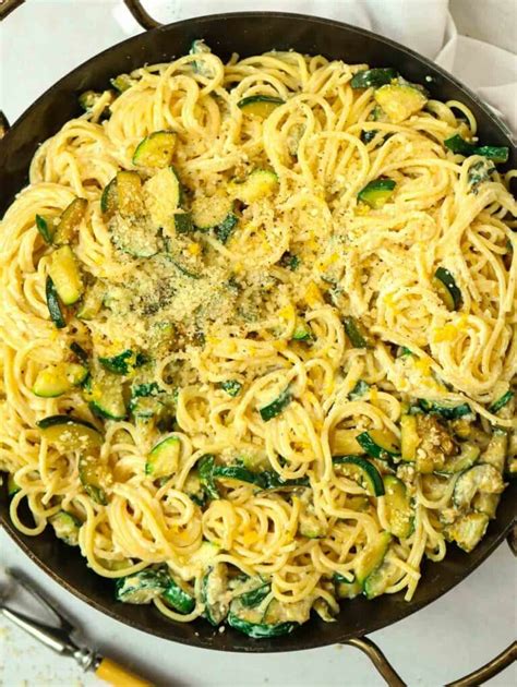 Creamy Courgette Pasta {20 Minute Meal}