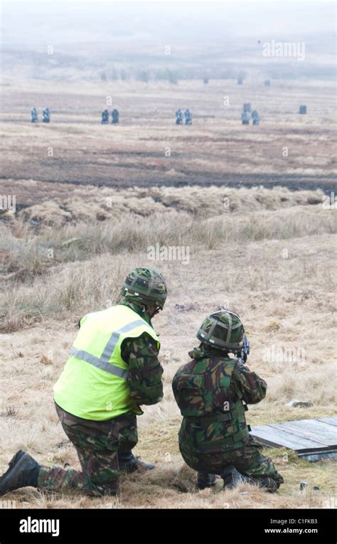 Soldiers from the Territorial Army training Stock Photo - Alamy