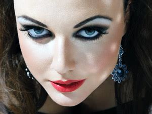 Dramatic Makeup Ideas For New Year Party! - Boldsky.com