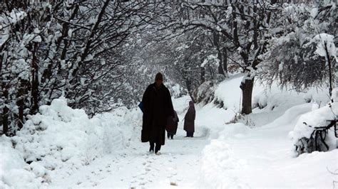 Amid snowfall, Met predicts J&K weather to worsen further - The Daily ...