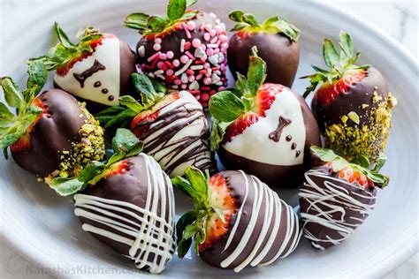 Chocolate Covered Strawberries (VIDEO) - NatashasKitchen.com