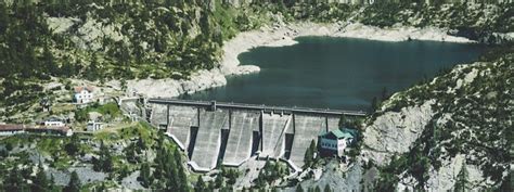 Difference Between Dam and Barrage | Construction and Uses