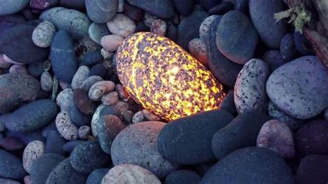 Le stupefacenti rocce ‘incandescenti’ scoperte da un uomo in Michigan ...