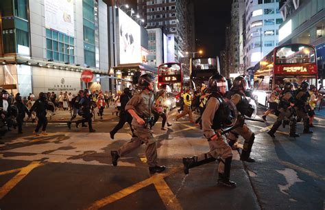 Riot police deployed to chase down Hong Kong protesters | CityNews Toronto