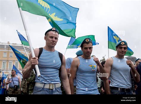 Former Russian paratroopers during the Russian 'Paratroopers Day ...