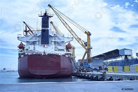 Loading and unloading of a bulk vessel - stock photo | Crushpixel