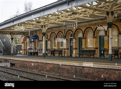 Platform at Lisburn train Station Stock Photo - Alamy