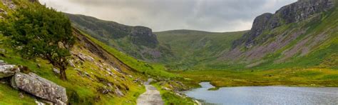 Hiking in Ireland: 10 best routes and walking trails | Skyscanner Ireland