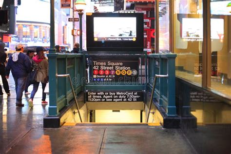 Times Square Subway Station Editorial Stock Image - Image of system, stop: 18782424