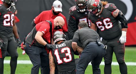 Buccaneers' Mike Evans helped off field after injuring knee