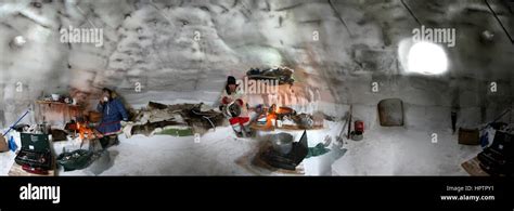 Building an igloo on the northpole Stock Photo - Alamy